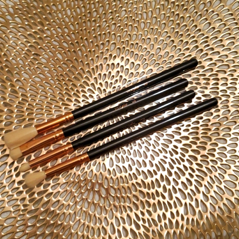 Give Me Glow makeup brushes